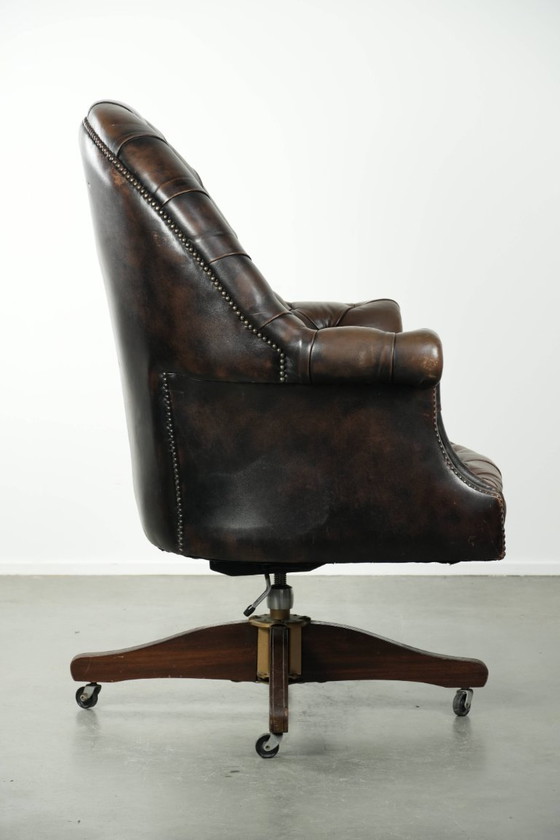 Image 1 of Grote bruine rundleren vintage chesterfield bureaustoel in hoogte verstelbaar en draaibaar op wieltjes met siernagels 