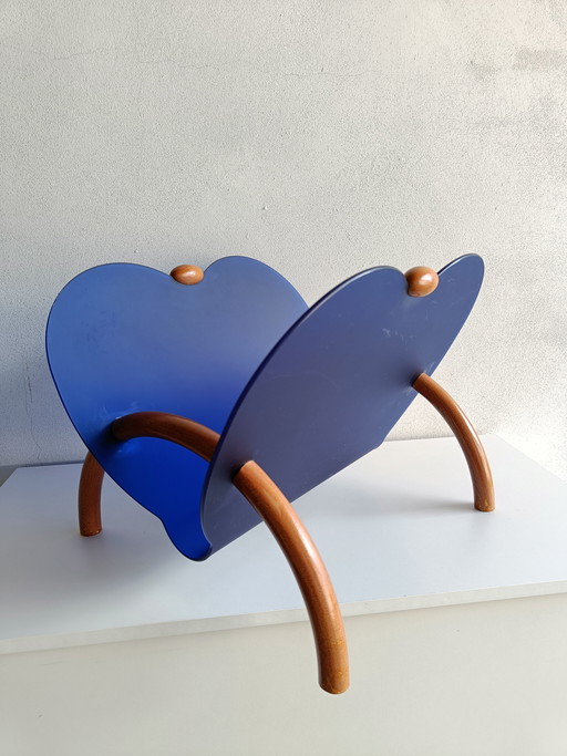 Italienischer postmoderner Zeitschriftenständer aus blauem Kunststoff und gebogenem Holz, 1990er Jahre, Calligaris-Stil