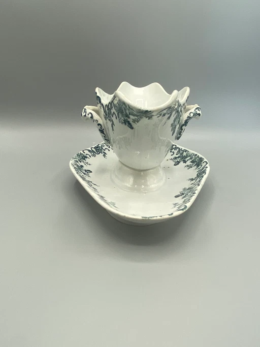 Salsiera in maiolica Grand & Millet, decorazione a campanula verde, manico a forma di cane, bordo smerlato. (photo 2 of 7)