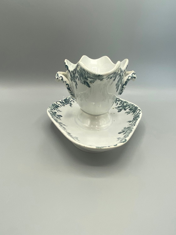 Salsiera in maiolica Grand & Millet, decorazione a campanula verde, manico a forma di cane, bordo smerlato. (photo 2 of 7)