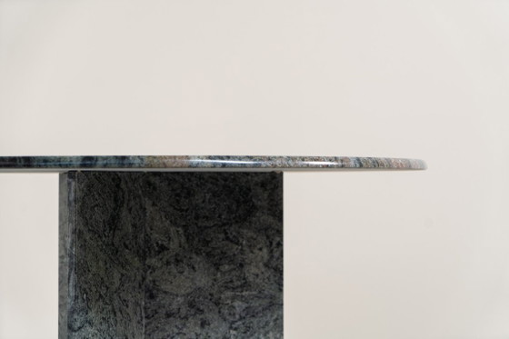 Striking dining table in solid Juparana Granite (Italy, 1970s). – Stone, Vintage (photo 12 of 15)