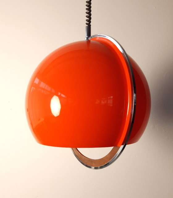 Image 1 of Oranje plexiglazen vintage hanglamp met trekpendel en handvat van chroom en hout, 70s lamp