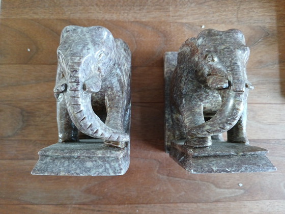 Image 1 of Set handgefertigter Buchstützen aus Stein