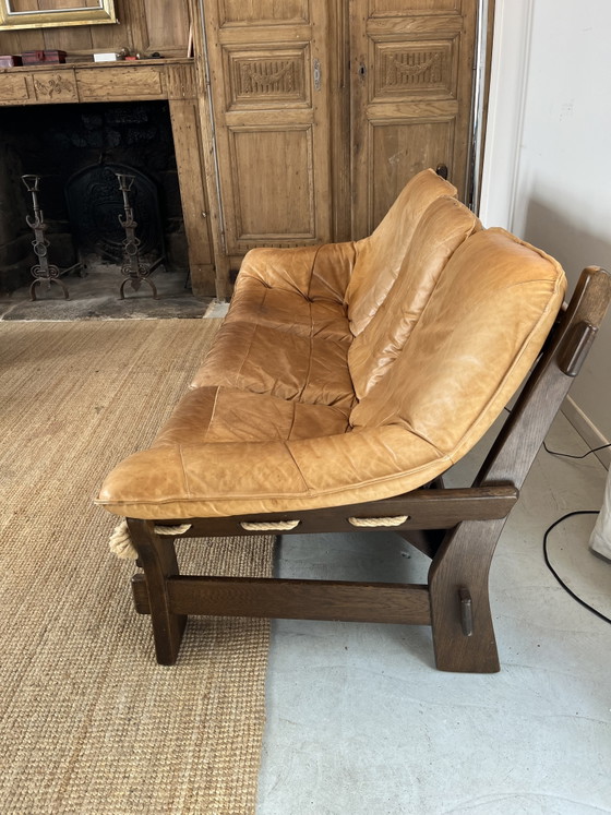 Image 1 of Brutalistische 3-zitsbank van eikenhout en leer.
