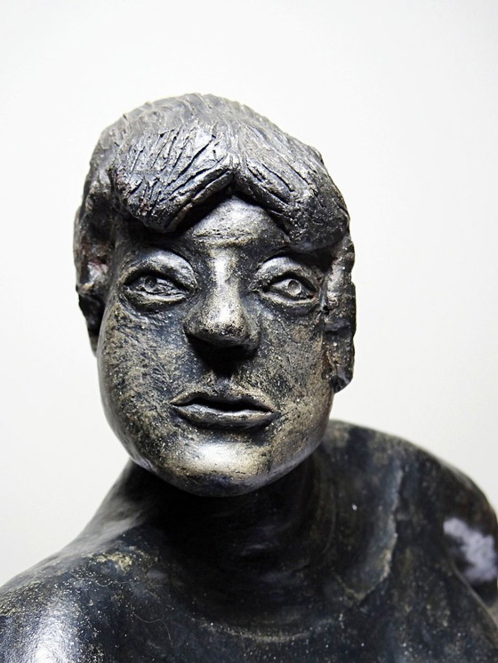 Image 1 of Keramikbüste einer Frau aus dem 20. Jahrhundert, ein nicht identifiziertes Kunstwerk.