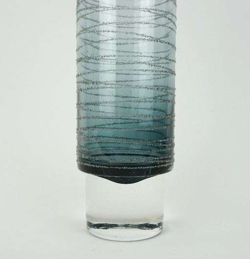 Elegante jarrón de cristal moderno de mediados de siglo con decoración de hilo, años 60 y 70.