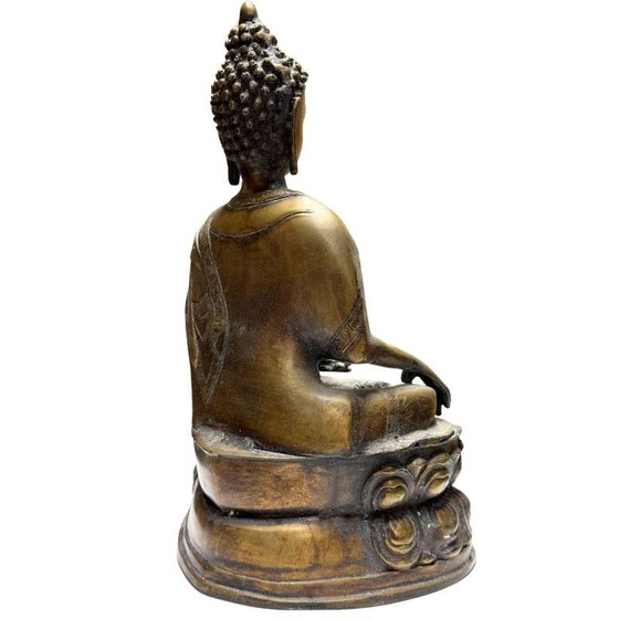 Estatua de Buda nepalí de bronce dorado al fuego sobre un trono de doble loto, siglos XVIII-principios del (photo 4 of 10)