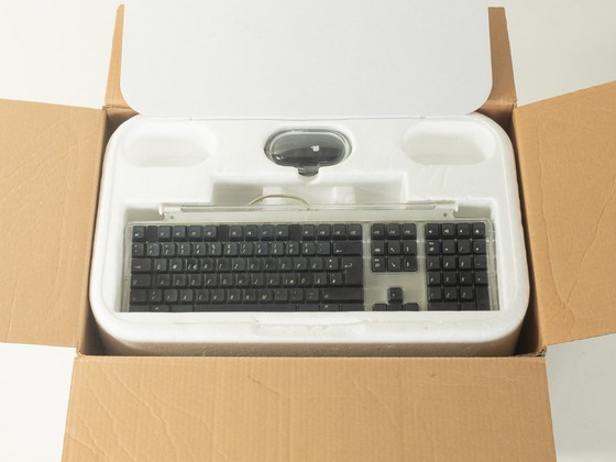 Image 1 of Power Mac G4 Cube et écran Studio 17 pouces, Apple, années 2000, vintage