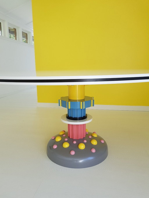 Round dining table (without chairs) made of Hi-macs and metal