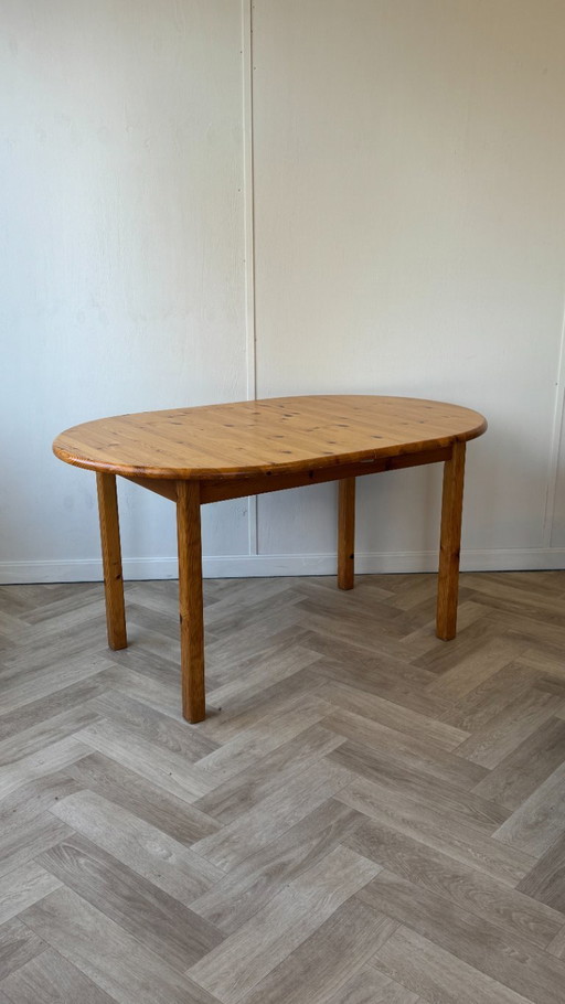 Oval pine extendable table.
