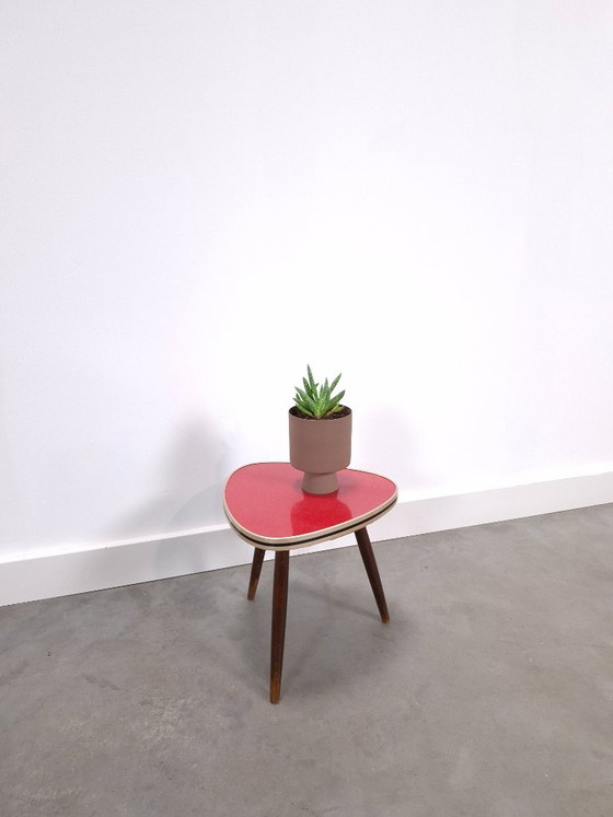 Vintage 50s triangular side table plant table with red formica top and gold black edge, no.7, Wood (photo 8 of 8)