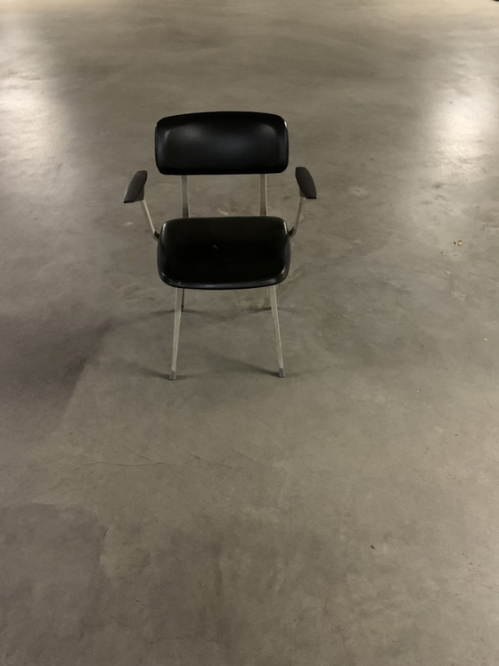 Chaise Original Result, un modèle conçu par Friso Kramer et Wim Rietveld en 1969 – Ahrend (photo 5 of 12)