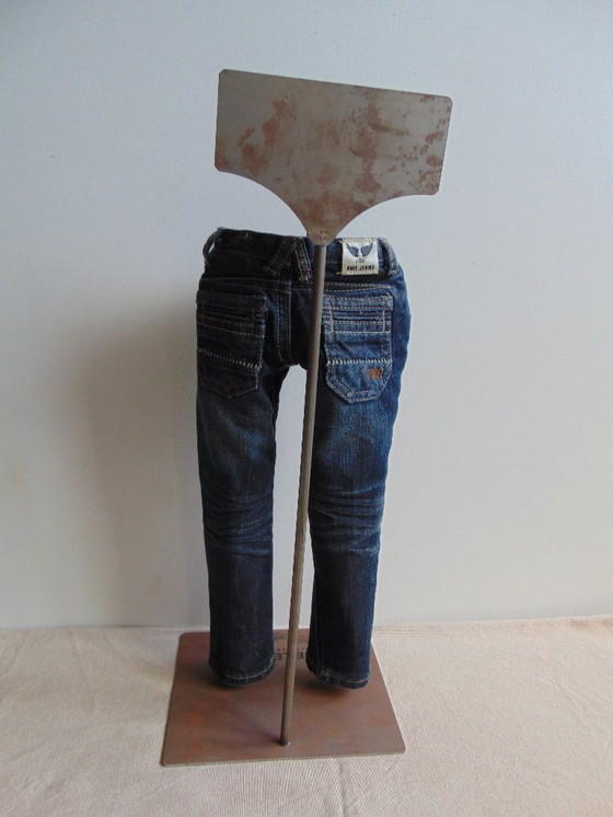 Image 1 of Standaard met miniatuurspijkerbroek