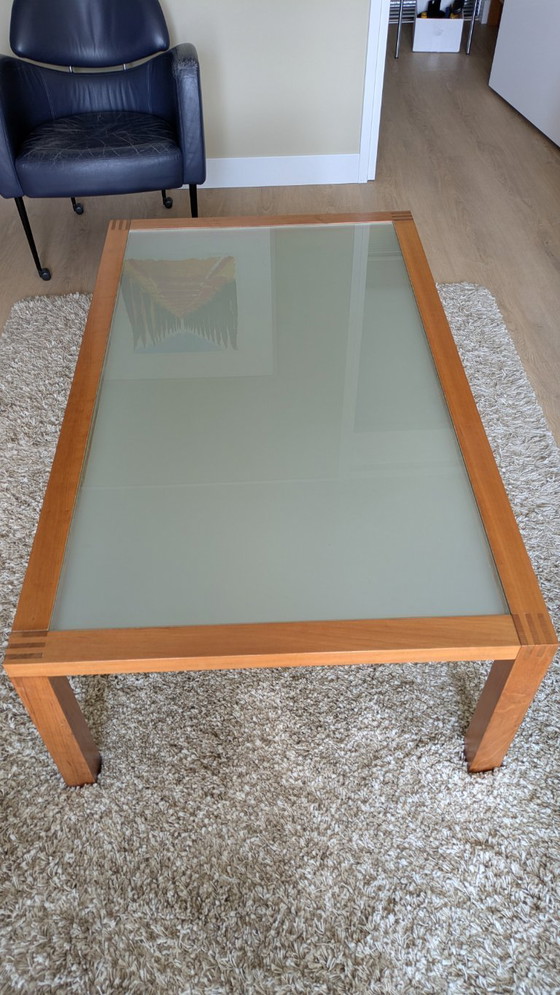 Image 1 of Table basse Arco en bois de cerisier rouge, élégante avec plateau en verre, datant de 1996.