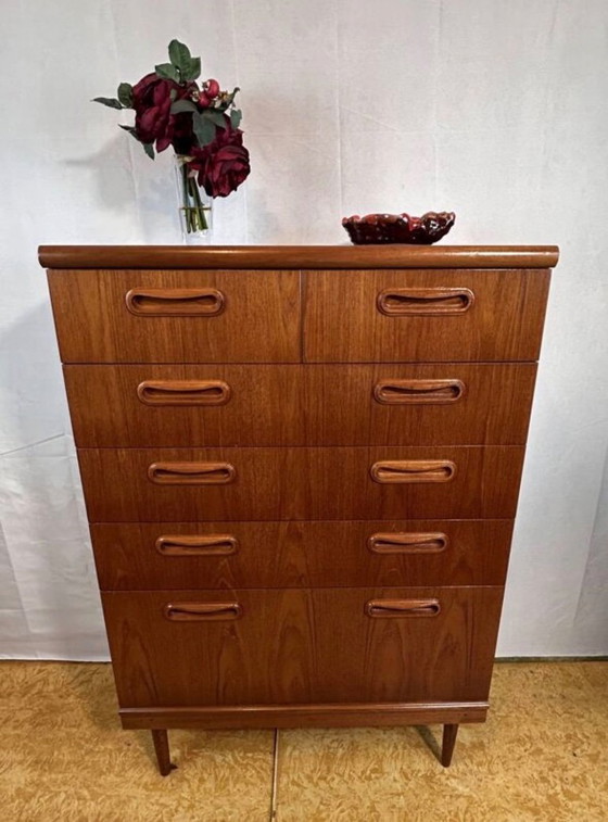 Image 1 of Grote ladekast van teakhout in retro vintage mid-century stijl van GPlan 1960. Breng de elegantie van mid-century modern design 