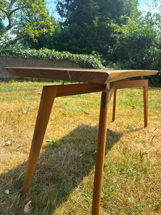 Image 1 of Table basse en noyer avec incrustations de laiton, plateau flottant, bord naturel, veinage exclusif