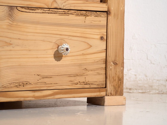 Chest of drawers in stripped pine – Central Europe, circa 1920 – Wood, Ceramic, Rustic (photo 10 of 40)
