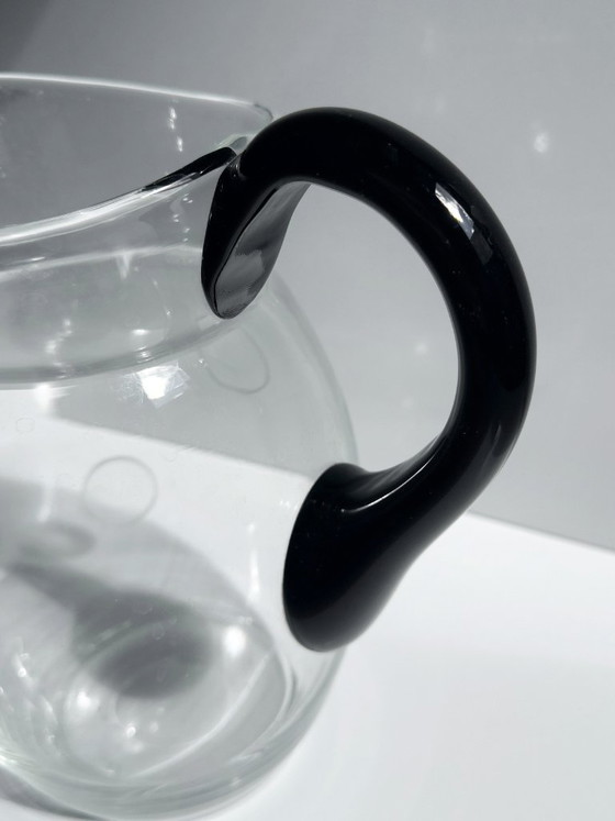 Caraffa in vetro vintage con manico nero, decoro a cerchi grafici, anni '80/'90 – Bicchieri e caraffe, Glass (photo 3 of 5)