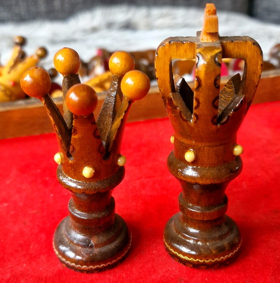 Image 1 of  Magnifique échiquier en bois vintage fait à la main avec des pièces uniques