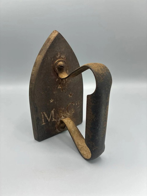 Antique cast iron flat iron – Forged articulated handle – Stars and letter M marking – 19th century (photo 4 of 6)