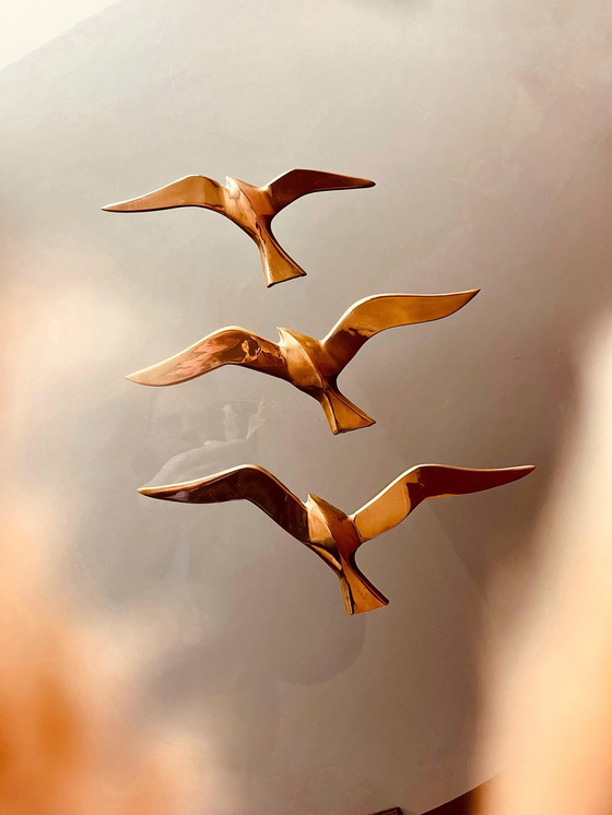 Image 1 of 3 pájaros de pared de latón en vuelo
