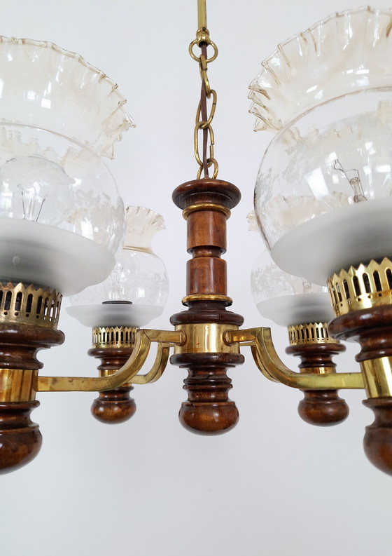Image 1 of Lustre Vintage en bois et laiton avec quatre bras, abat-jour décoratifs en verre, élégante suspension pour le salon