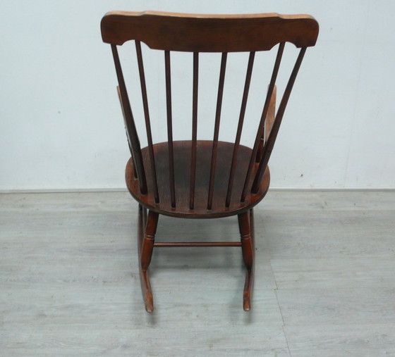 Image 1 of Vecchia sedia a dondolo in legno massello con schienale a fuso, braccioli, super confortevole