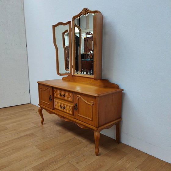 Image 1 of Tavolo da trucco vintage in stile Queen Anne, con specchio a trittico.