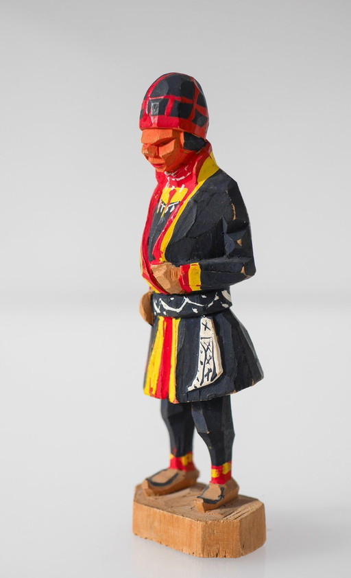 Mid-20th Century Scandinavian Traditional Hand-Carved Saami Figure from Georg Jonsson, 1950s – beeldhouwkunst
