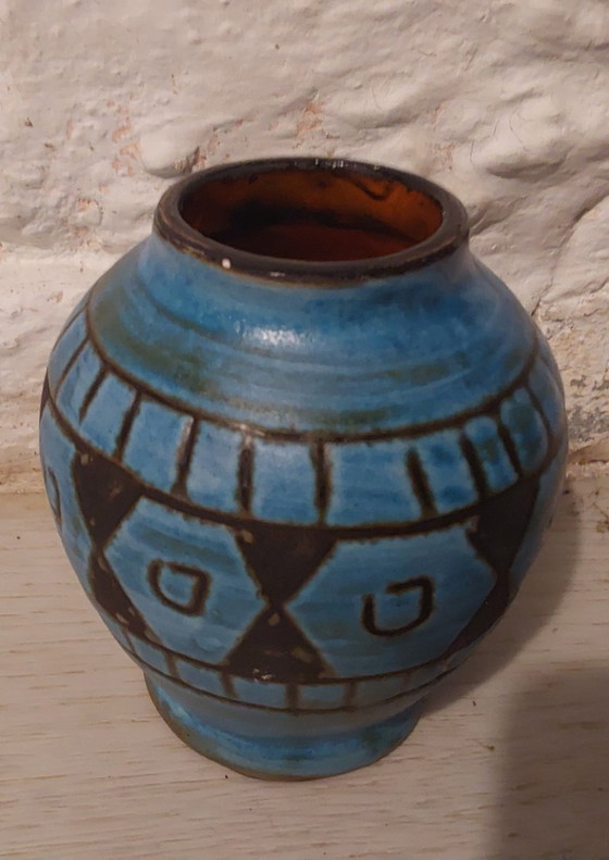Image 1 of Blaue Vase von Alain Maunier mit ethnischen Mustern der 1950er Jahre auf orangefarbenem Hintergrund