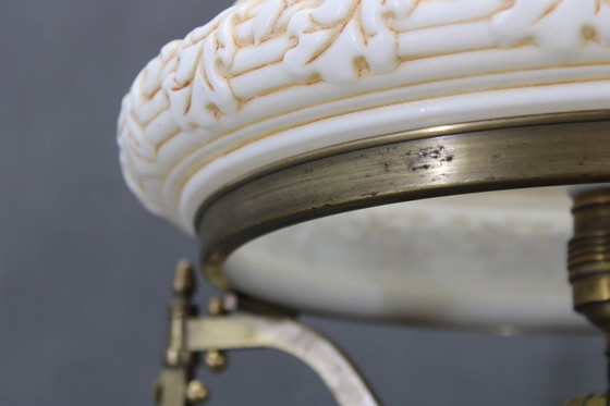 Image 1 of Lampe de table en laiton restaurée des années 1930 avec base en bois et abat-jour en verre