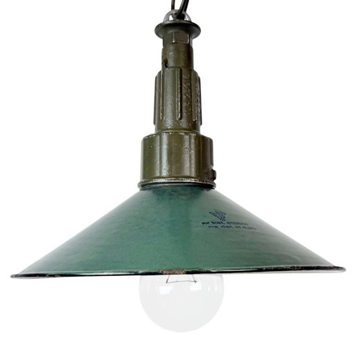 Suspension militaire industrielle en émail vert avec dessus en aluminium moulé, années 1960