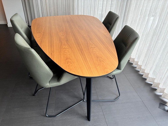 Image 1 of Table de salle à manger Leolux Bondi T02-901