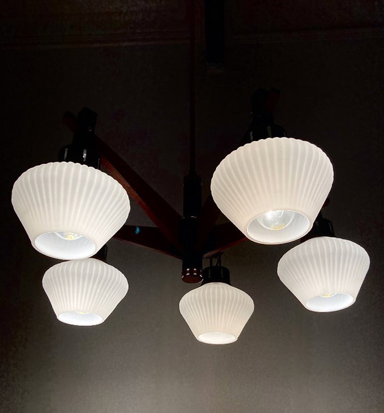 Image 1 of Lampadario italiano d'epoca in teak, ottone e vetro opalino