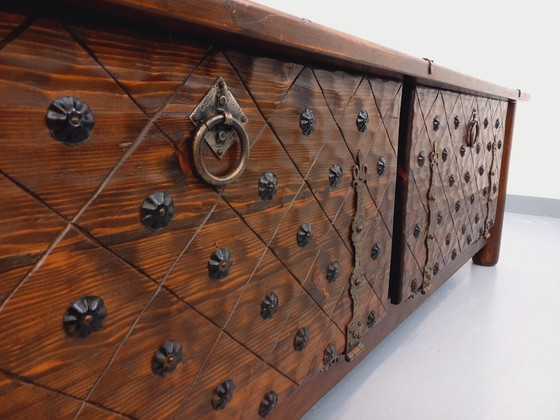 Image 1 of Een laag, brutalistisch dressoir van Georges Robert, gemaakt van donker grenenhout, uit de jaren 50/60.