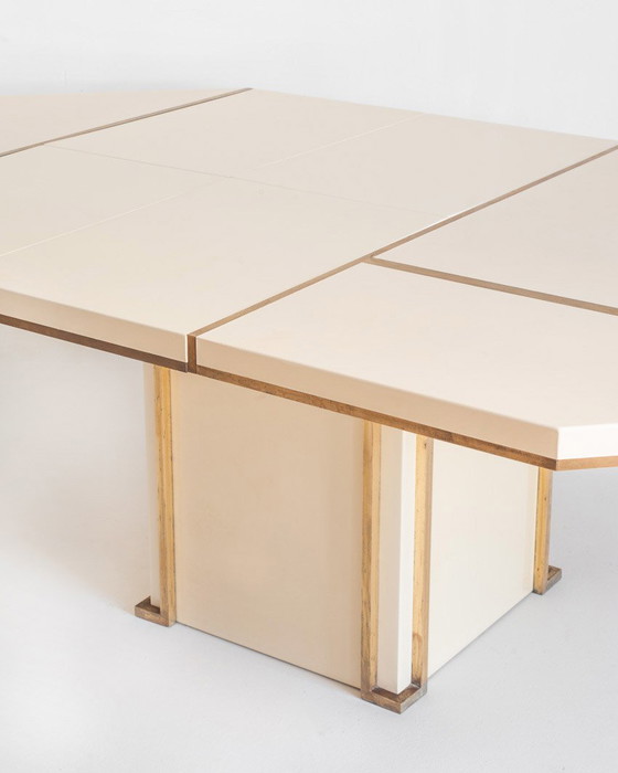 Image 1 of Mesa de comedor extensible, Jean-Claude Mahey, madera lacada y latón dorado, 70’s – Francia