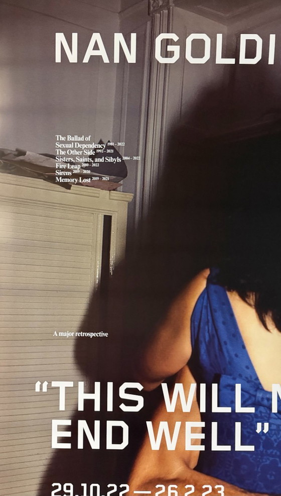 Nan Goldin, The Hug, New York City, 1980, Copyright Nan Goldin, This Will Not End Well, 2022, Poster della (photo 4 of 7)