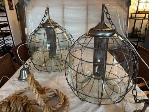 Zwei Timothy Oulton runde Pendelleuchten mit Metallkäfig und Glaskugel - Faraday