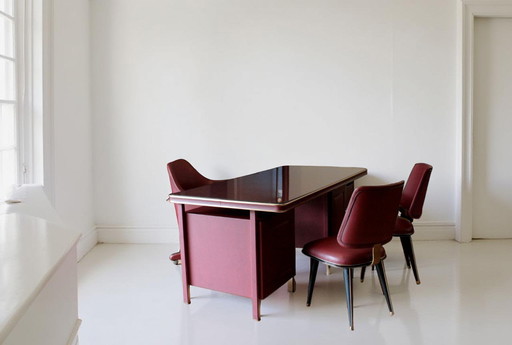 Ensemble de bureau et trois chaises d'Umberto Mascagni en similicuir bordeaux et laiton, 1950 Italie