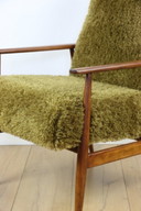 Sillón 'Lis', años 70, color marrón caqui/verde oliva, pelo largo, diseño Rudy bouclé Henryk Lis - 2 unidades disponibles