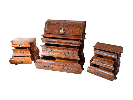 Image 1 of Niederländisches Barock-Triptychon aus den 1920er Jahren – Klappschrank und zwei eingelegte Nachttische