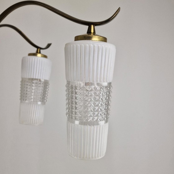 Image 1 of Lampadario italiano di metà secolo in ottone con paralumi in vetro stile Murano, anni '60