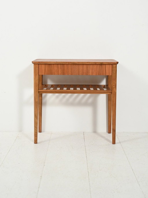 Mesita de noche escandinava con estante de listones