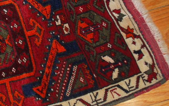 Image 1 of Alfombra turca Yastik antigua, hecha a mano y de colección, de 61 cm x 110 cm (2' x 3,6'), década de 1890 - 1B487