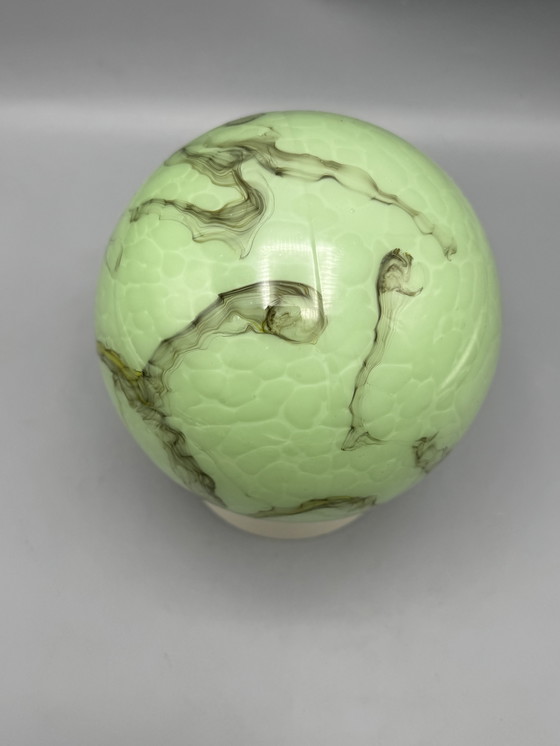 Image 1 of Lampada da soffitto vintage verde opalino con effetto marmo: un'attrazione retrò suggestiva