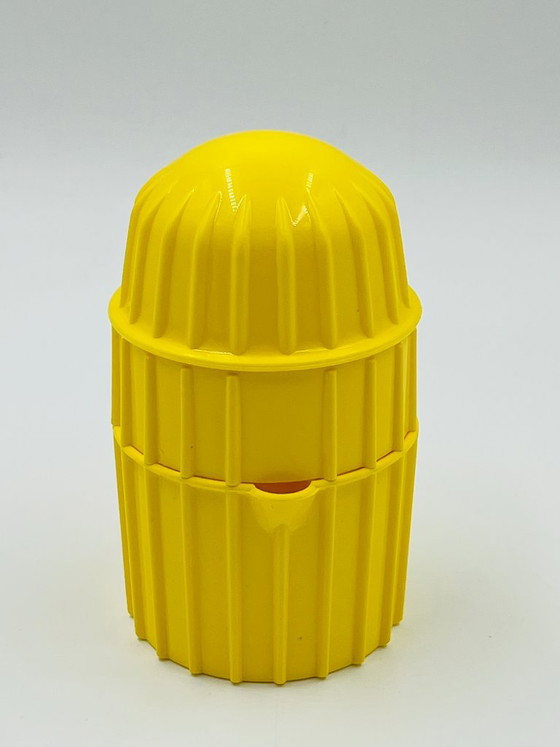 Modernistischer, geschnitzter, geriffelter Zitronenpresser – Küchenzubehör, Plastic (photo 3 of 8)