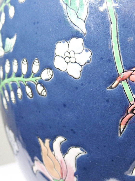 Image 1 of Grote, balustervormige vaas van Chinees porselein met vintage bloemversiering uit de jaren 70-80.