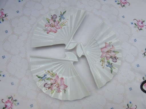 3 plateaux à bibelots vintage en porcelaine en forme d'éventail, véritable décor floral – tafelaccessoires (photo 2 of 9)
