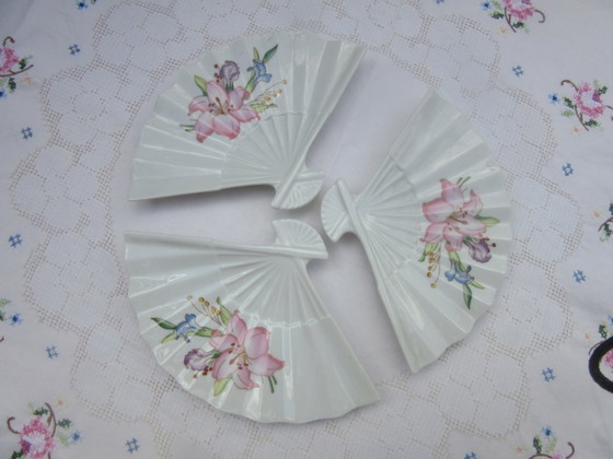 3 Piattini/Vassoi Vintage a forma di ventaglio in porcellana con decorazioni floreali autentiche (photo 2 of 11)