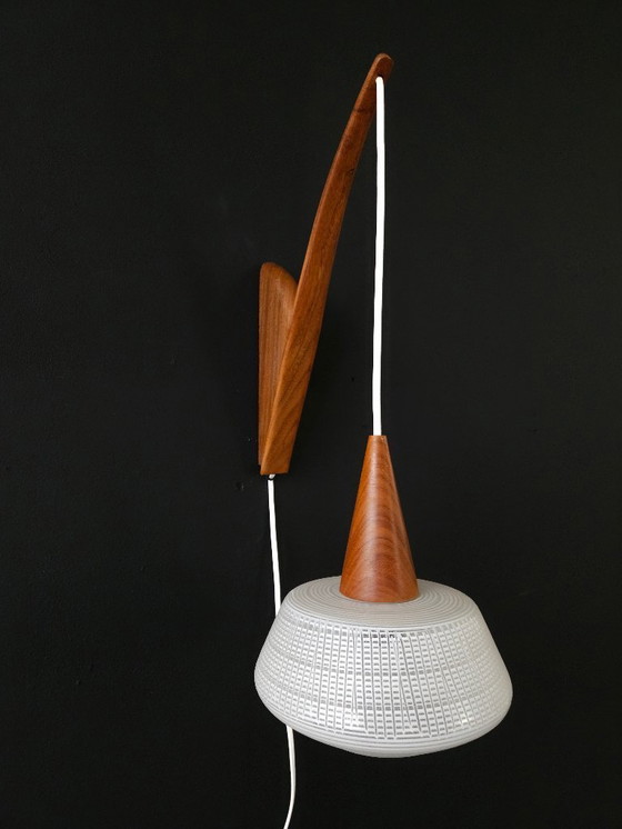 Image 1 of Vintage houten wandlampje met glazen kapje, hengel-model, mcm houten wandlamp met deels gematteerd, deels gesuikerd glazen lampe